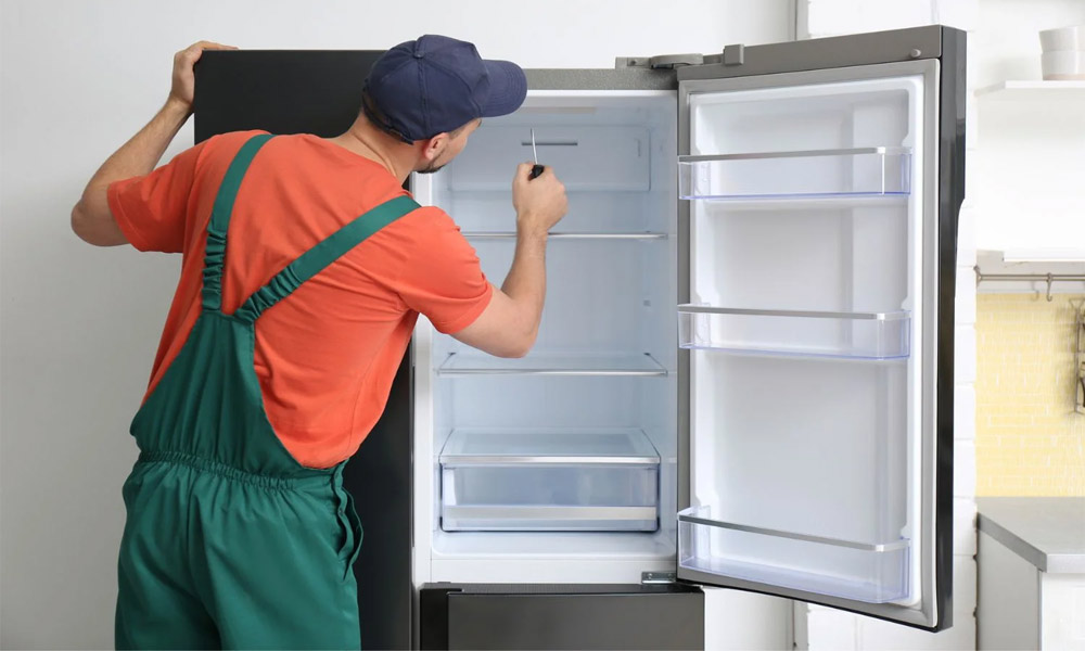 تعمیرکار مرکز خدمات 24 در حال تعمیر یخچال سامسونگ