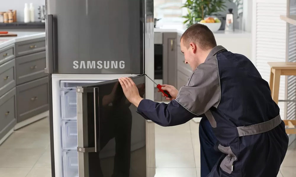 تعمیرکار مرکز خدمات 24 درحال بررسی یخچال سامسونگ