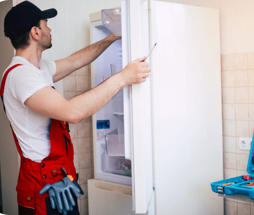 تکنسین مرکز خدمات 24 در حال بررسی یخچال دوو