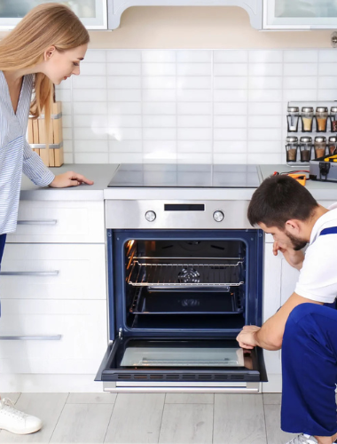 تعمیرکار فر توکار درحال سرویس دستگاه در منزل