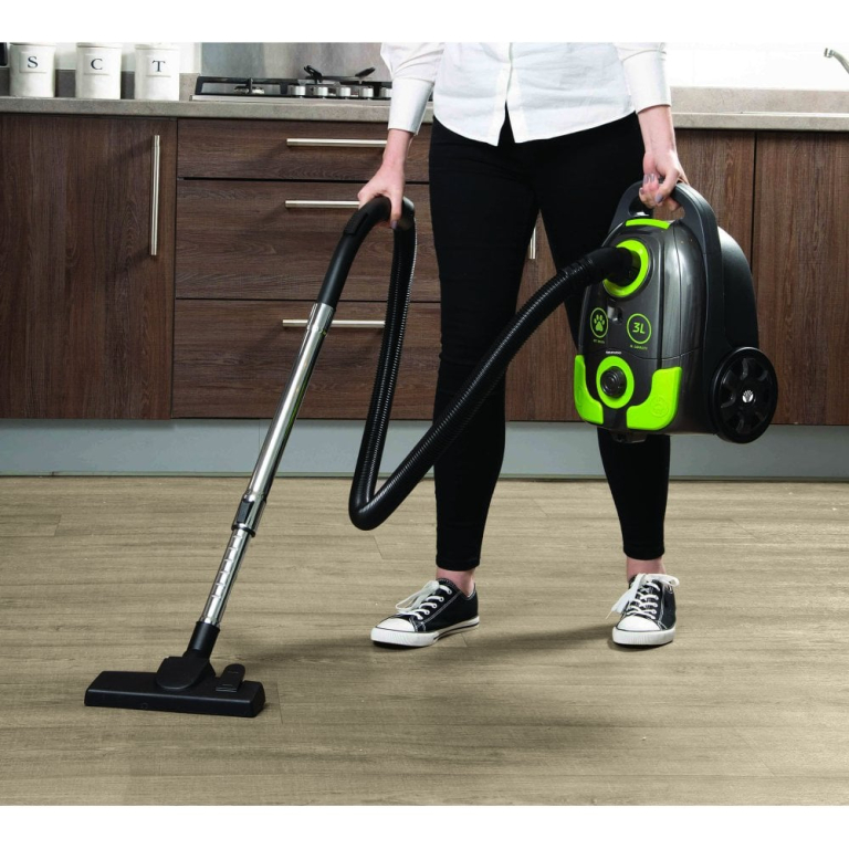 خانم در حال جارو زدن با جارو برقی دوو