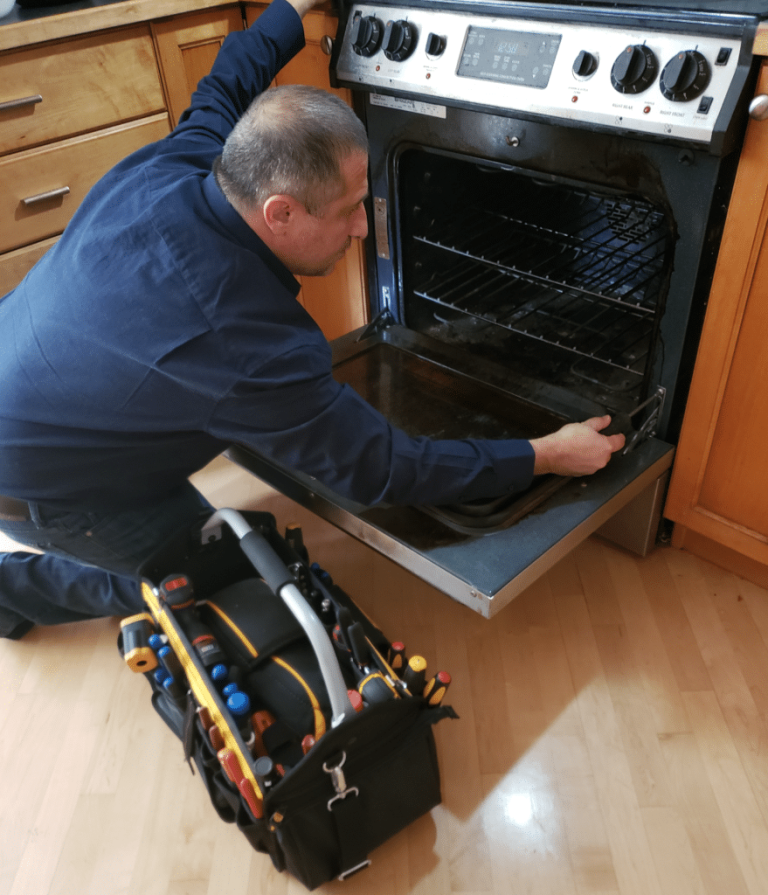 تعمیرکار اجاق گاز دوو در آشپزخانه