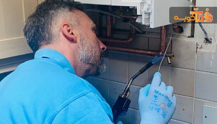 تعمبرکار در حال سرویس آبگرمکن دیواری بوتان